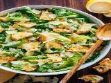 Cæsar salat med croutons og parmesan