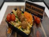 Pastasalat med frikadeller og grøntsager