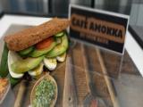 Avocado sandwich med mozzarella, agurk og grøn pesto