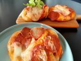 Pizza Foccacia med tomat, mozzarella pepperoni (stor)